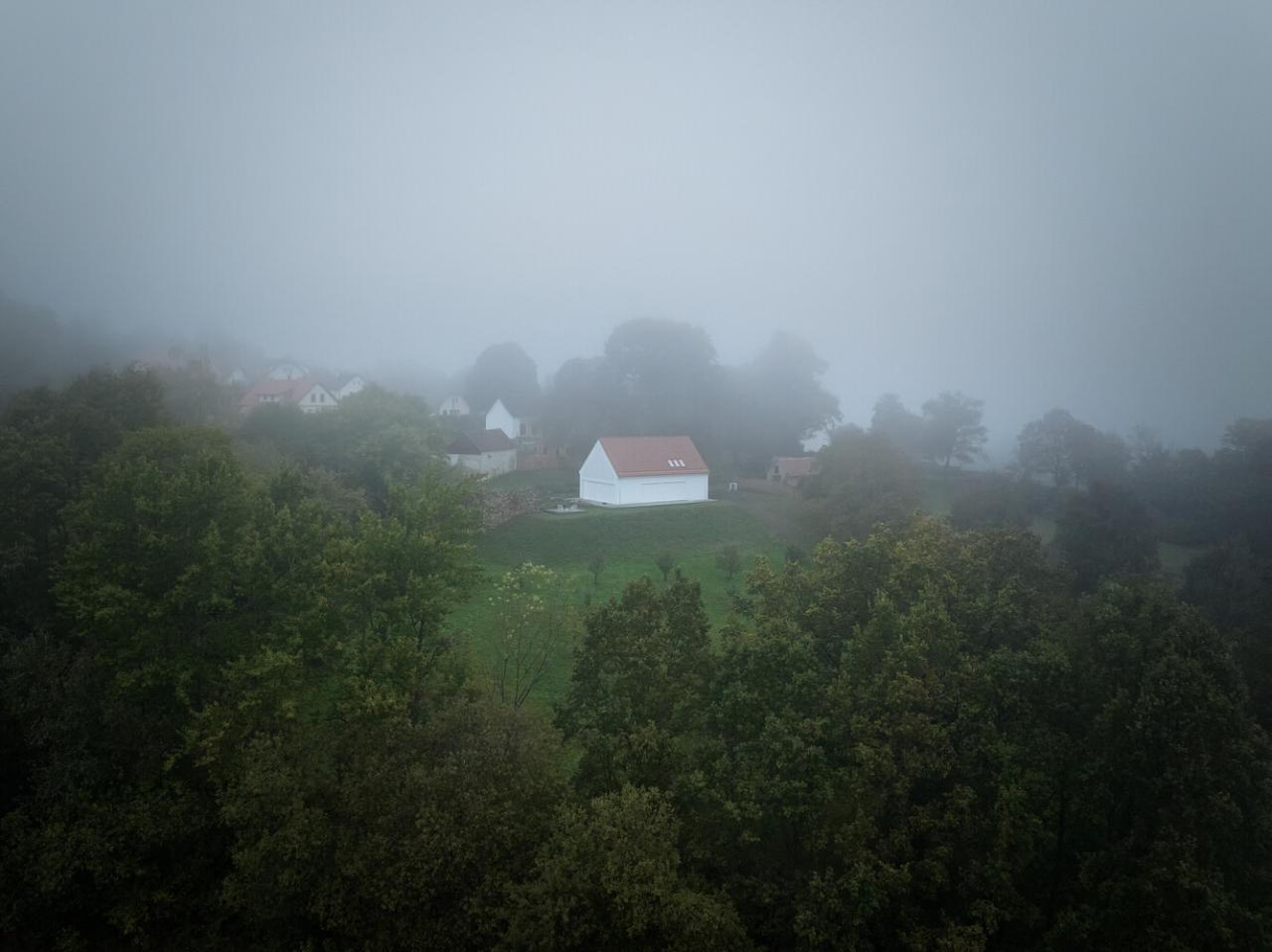寻迹历史与自然致敬巴洛克与宗教灵感的神圣氛围住宅设计