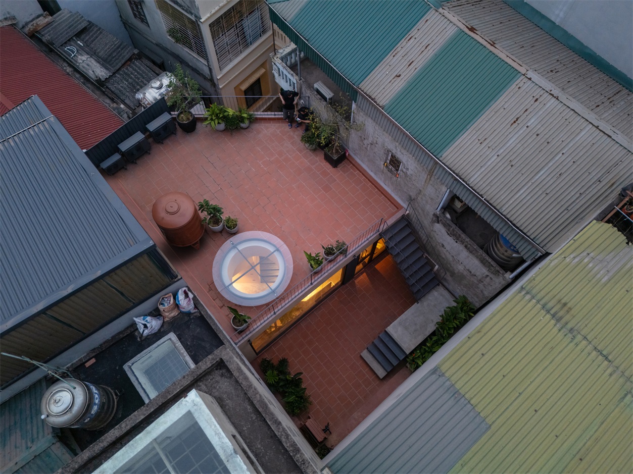 城市小巷夹缝中的山谷秘境承载亲情时光的别墅设计