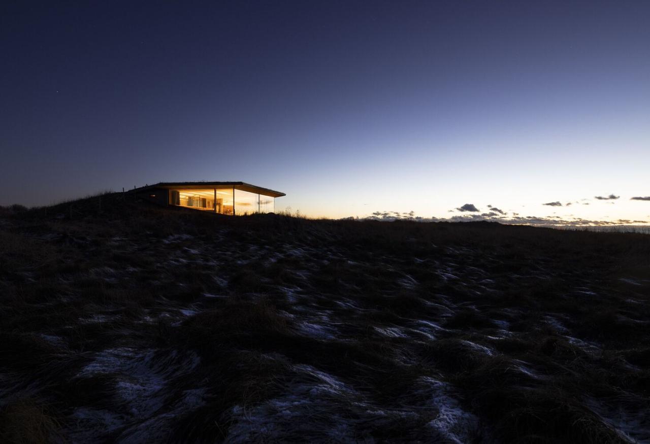 与沙丘和大海共生挪威海岸自然诗意开阔之美的度假屋设计