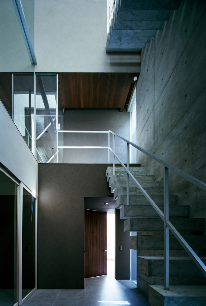 狭缝与开口间营造城市中静谧自然私密的住宅设计