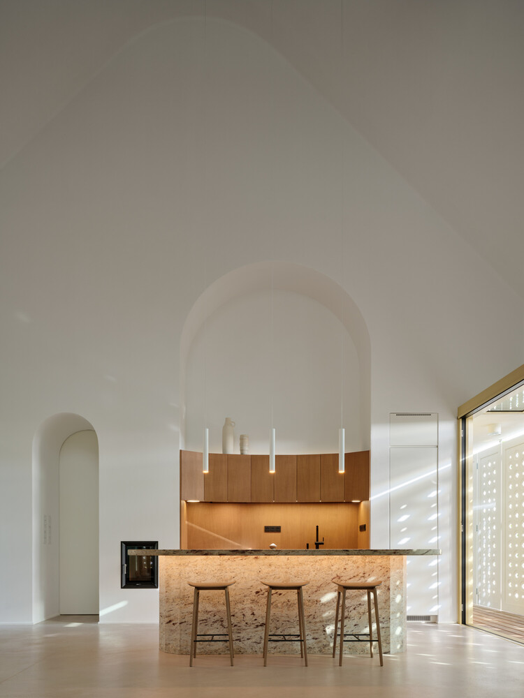 寻迹历史与自然致敬巴洛克与宗教灵感的神圣氛围住宅设计