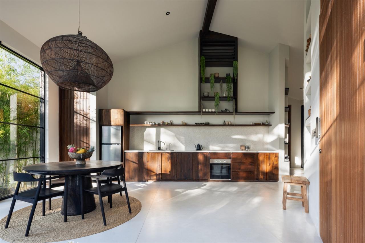 诗意森林里的侘寂之境翻转屋顶下的自然别墅设计