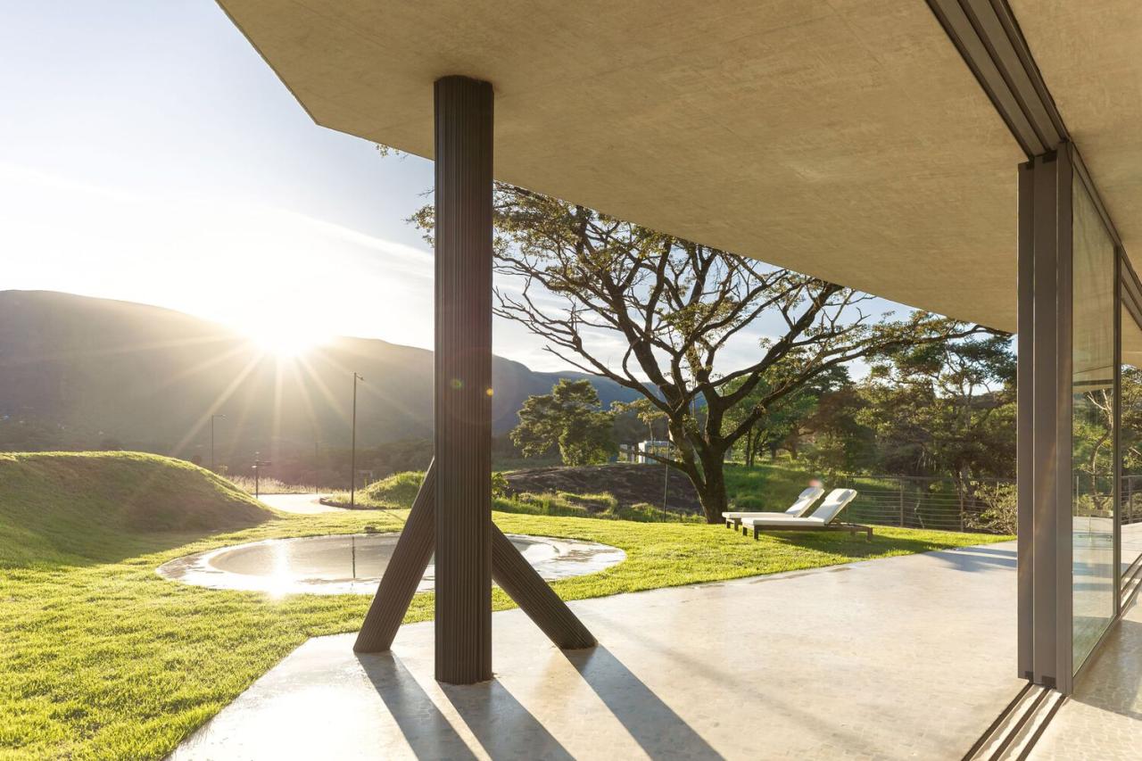 山脉与森林间的静谧自然与诗意的栖息度假别墅设计