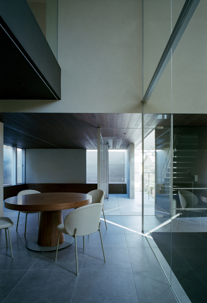 狭缝与开口间营造城市中静谧自然私密的住宅设计