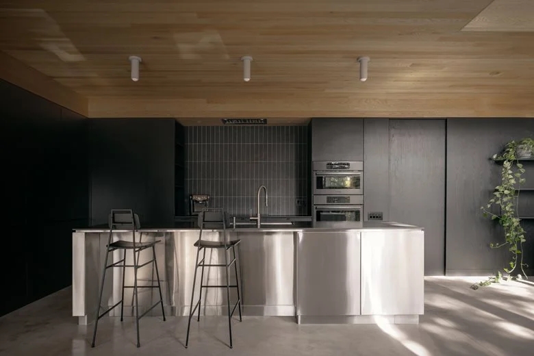 在树梢间谱建筑与自然的和谐乐章亲生物细节度假屋设计