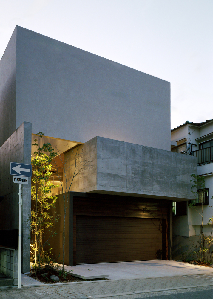 狭缝与开口间营造城市中静谧自然私密的住宅设计