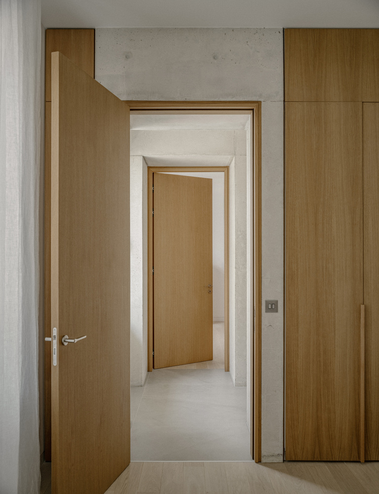 雕塑般裸露混凝土贯穿整个狭长矩形的平房设计