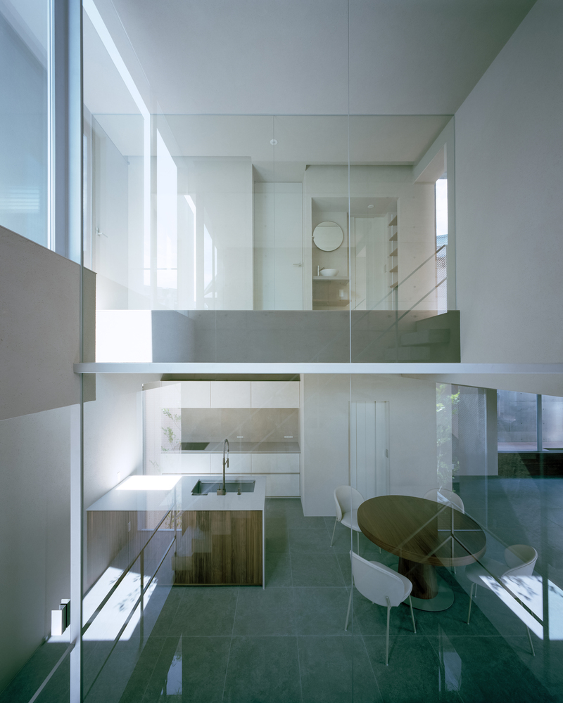 狭缝与开口间营造城市中静谧自然私密的住宅设计