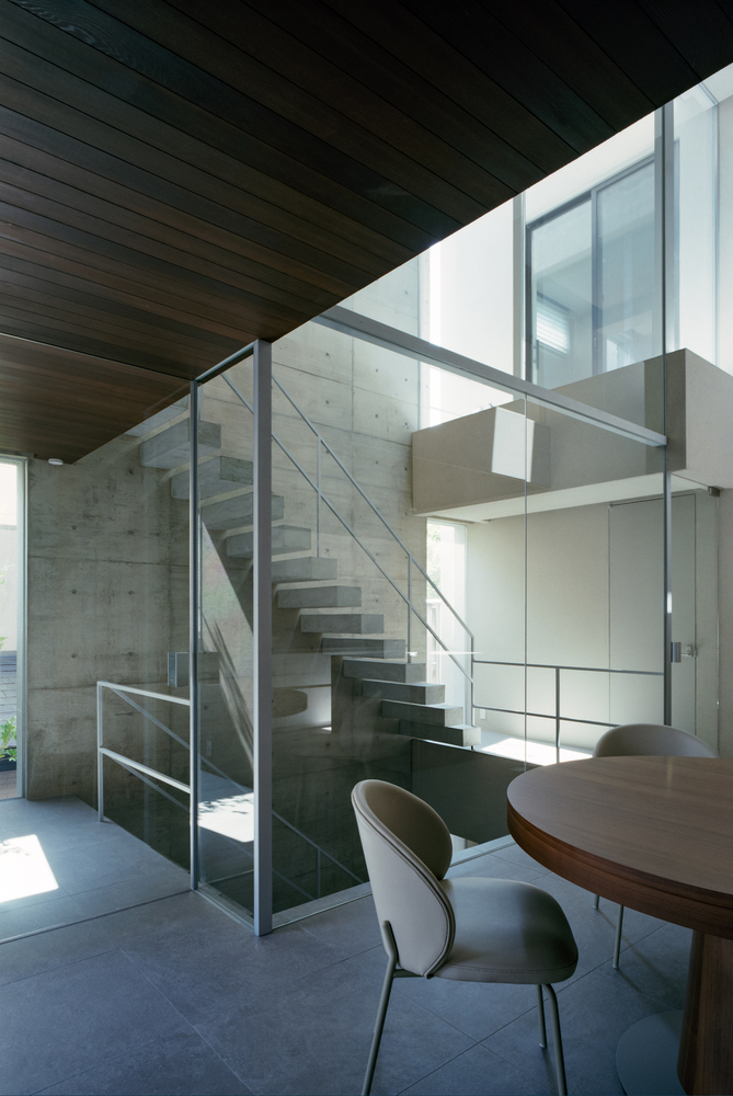 狭缝与开口间营造城市中静谧自然私密的住宅设计