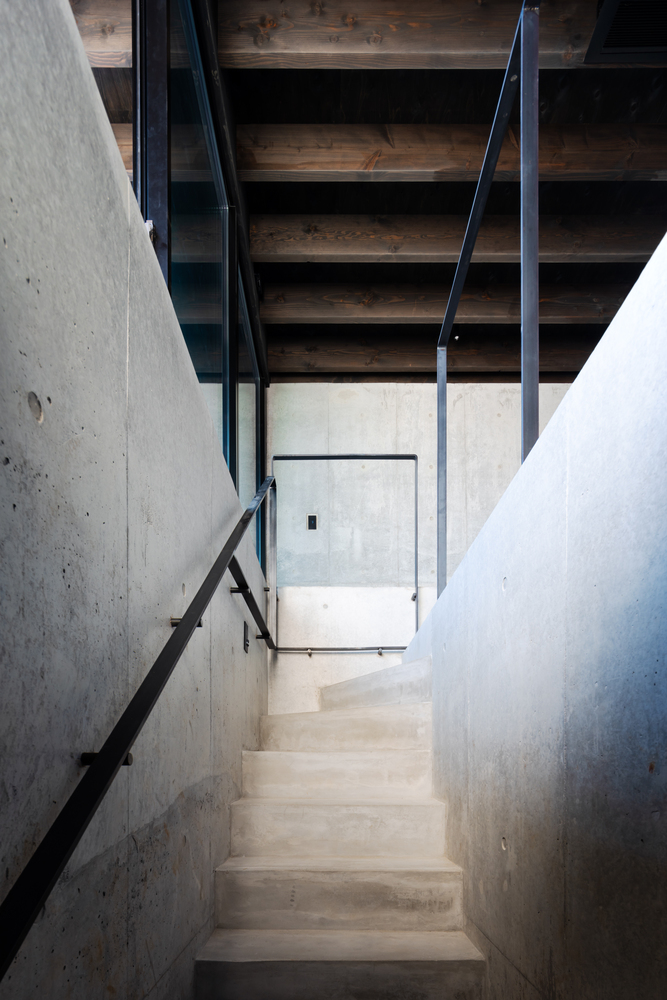 混凝土与木材交织的独特神秘体验静谧栖居的住宅设计