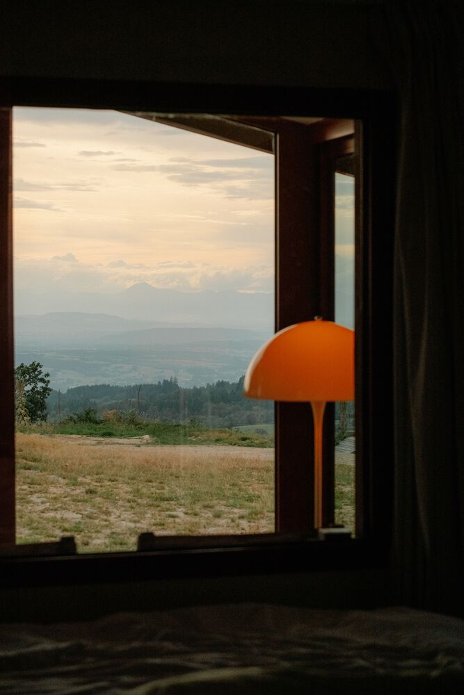 隐藏在葱郁壮丽环境中的红色宝石宁静的度假屋设计