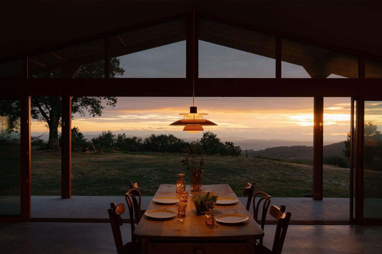 隐藏在葱郁壮丽环境中的红色宝石宁静的度假屋设计