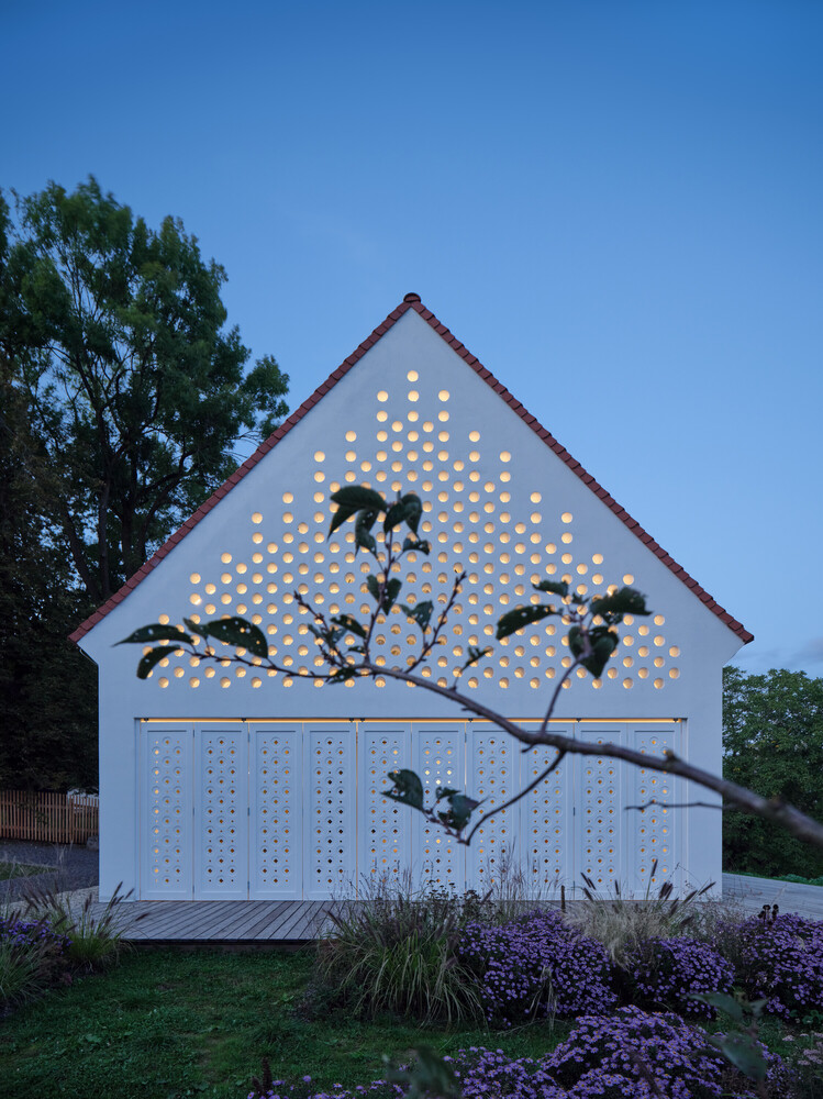 寻迹历史与自然致敬巴洛克与宗教灵感的神圣氛围住宅设计