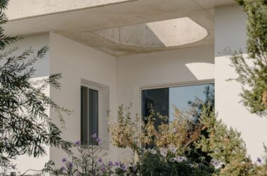 雕塑般裸露混凝土贯穿整个狭长矩形的平房设计-BIM建筑网