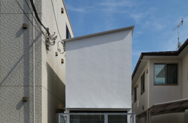 探秘隐居住宅设计 2.5 米窄地空间魔法楼梯串联别样生活-BIM建筑网