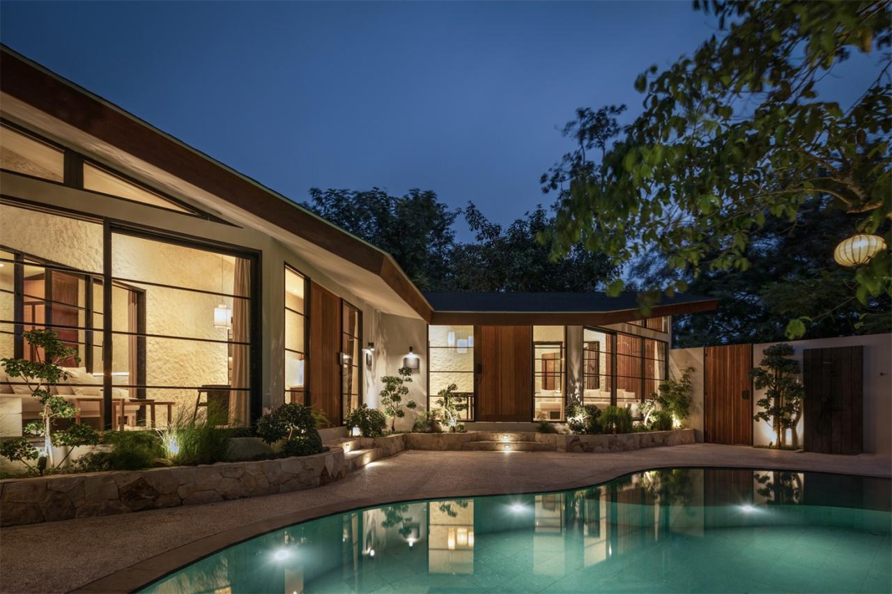 诗意森林里的侘寂之境翻转屋顶下的自然别墅设计