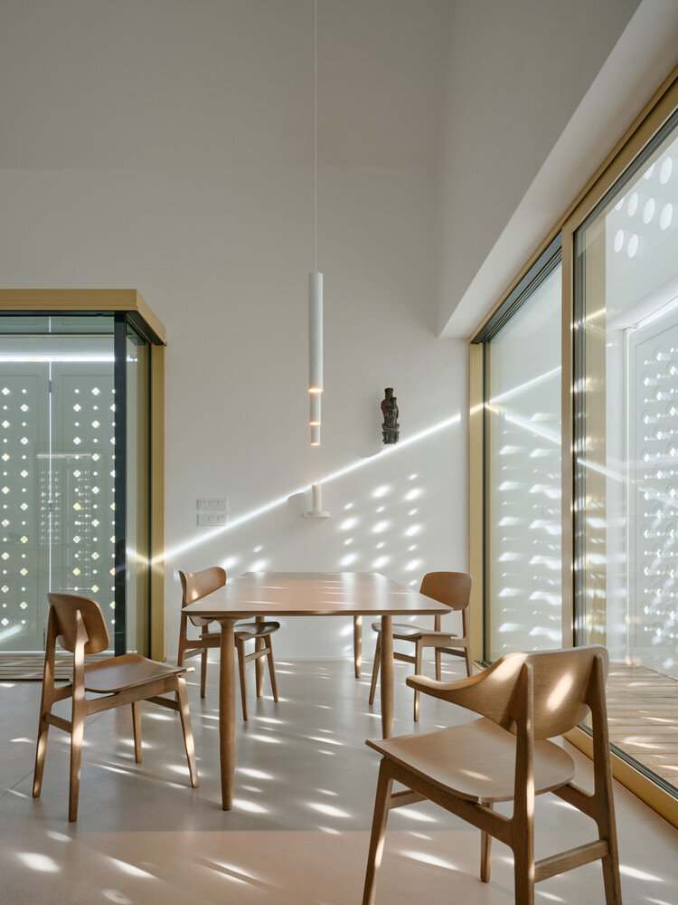 寻迹历史与自然致敬巴洛克与宗教灵感的神圣氛围住宅设计