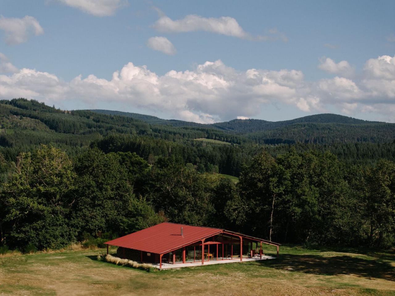 隐藏在葱郁壮丽环境中的红色宝石宁静的度假屋设计