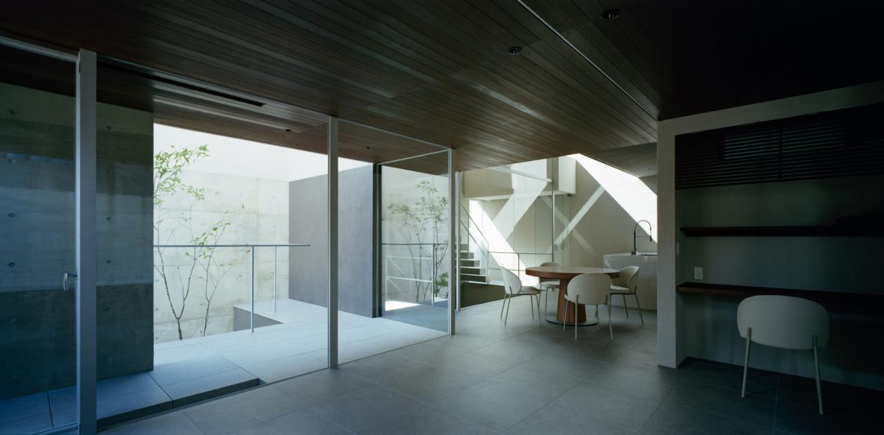 狭缝与开口间营造城市中静谧自然私密的住宅设计