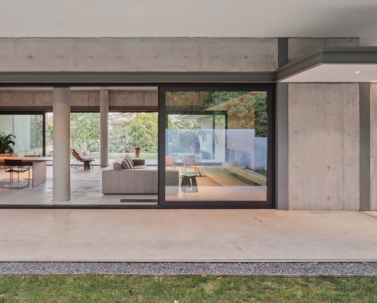 森林流经的房子混凝土和玻璃相结合度假别墅设计