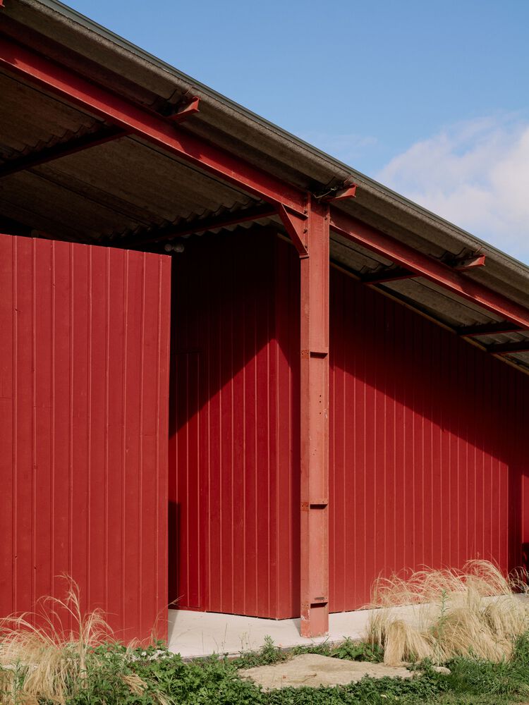 隐藏在葱郁壮丽环境中的红色宝石宁静的度假屋设计