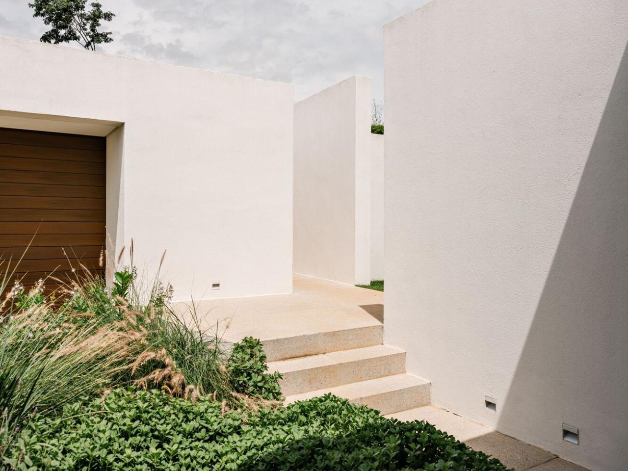 借地势嵌入地下打造庭院核心自然延伸的度假屋设计