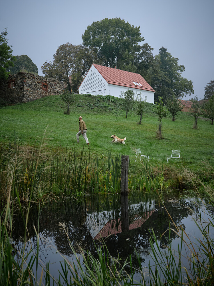 寻迹历史与自然致敬巴洛克与宗教灵感的神圣氛围住宅设计