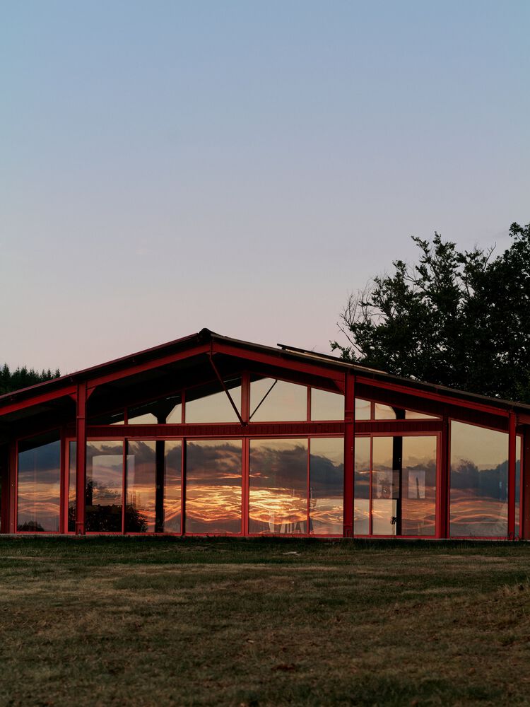 隐藏在葱郁壮丽环境中的红色宝石宁静的度假屋设计