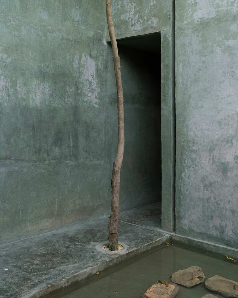 从天然井与洞穴汲取灵感光影交织下感知时间的度假屋设计