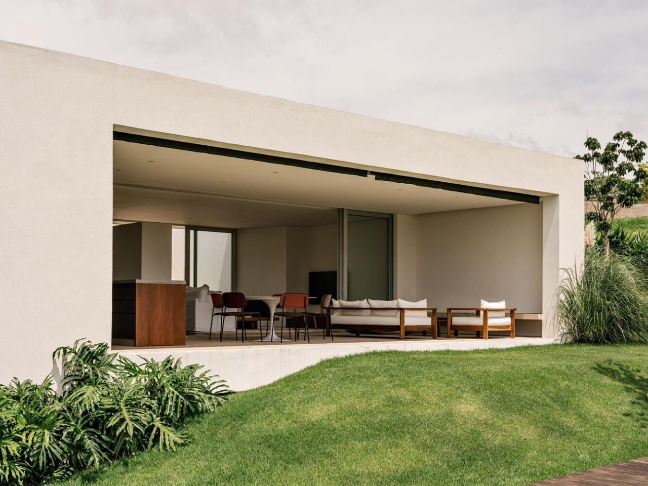 借地势嵌入地下打造庭院核心自然延伸的度假屋设计