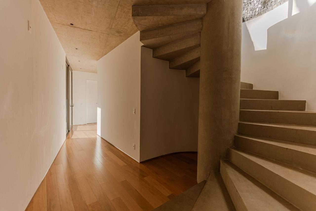 山脉与森林间的静谧自然与诗意的栖息度假别墅设计