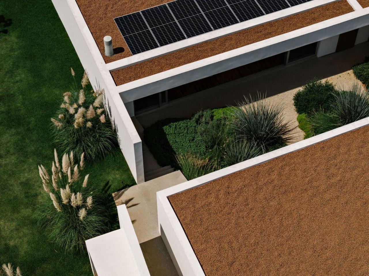 借地势嵌入地下打造庭院核心自然延伸的度假屋设计