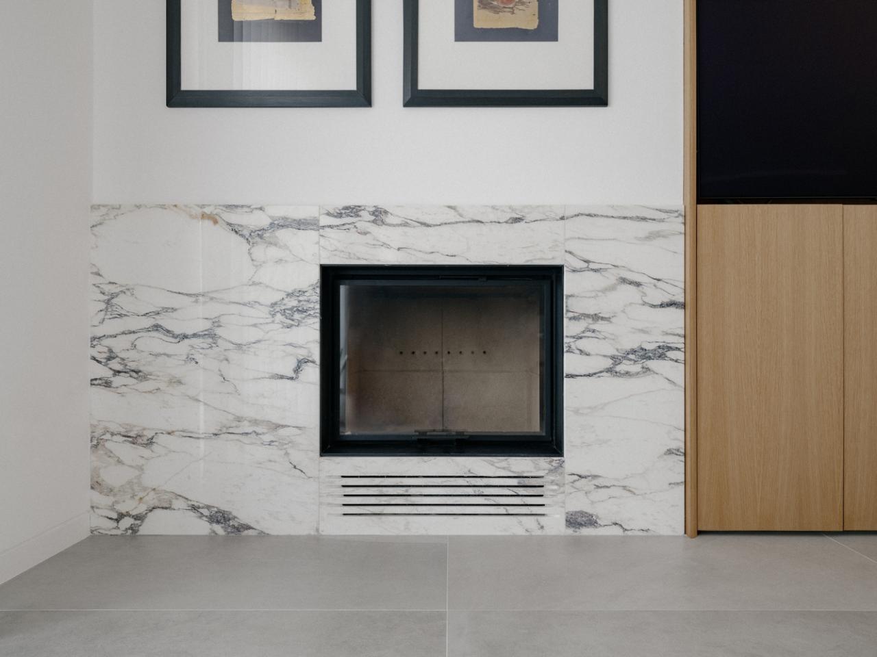 雕塑般裸露混凝土贯穿整个狭长矩形的平房设计