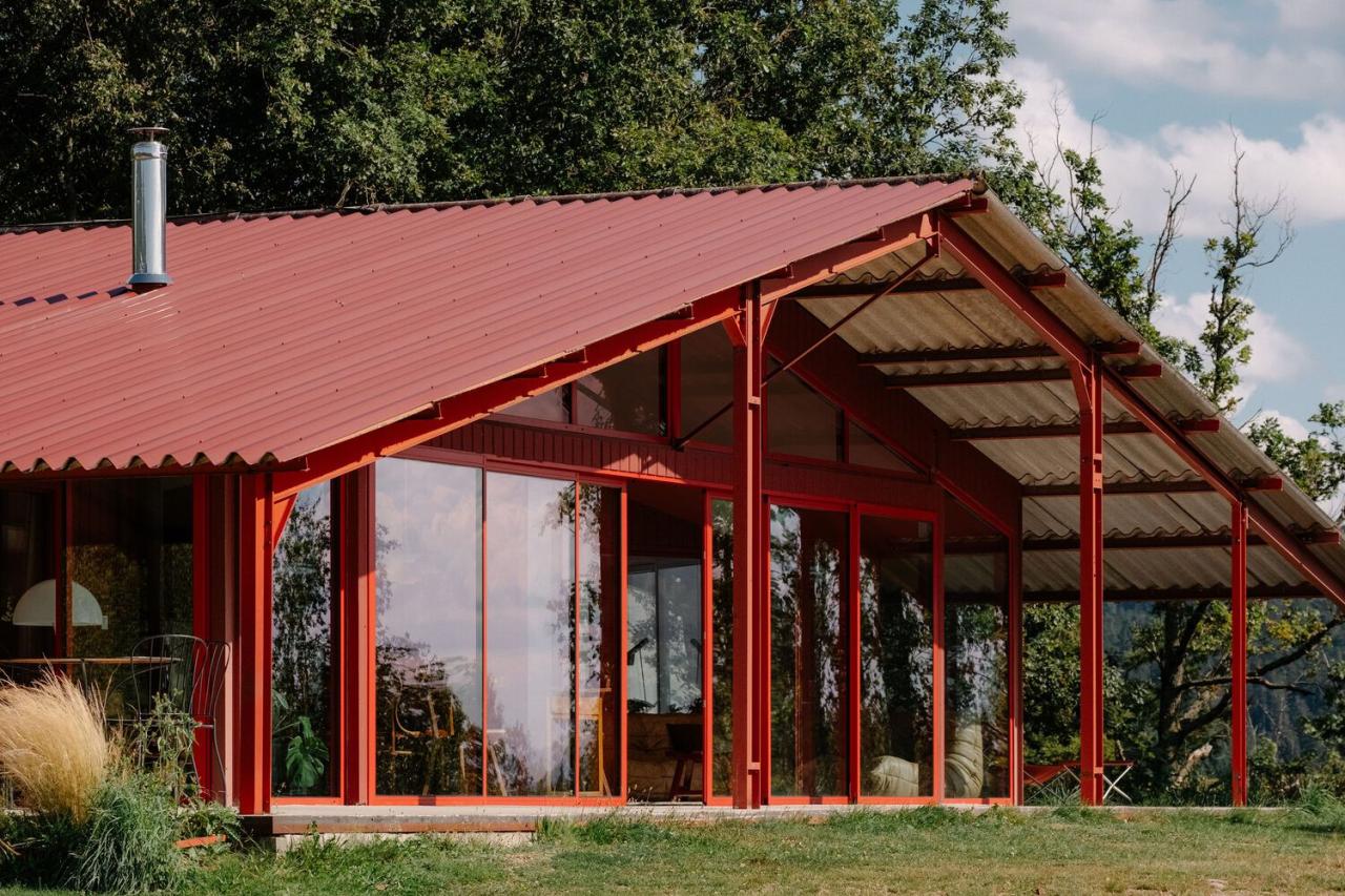 隐藏在葱郁壮丽环境中的红色宝石宁静的度假屋设计