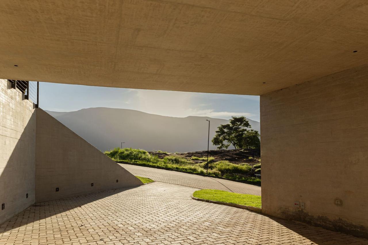 山脉与森林间的静谧自然与诗意的栖息度假别墅设计