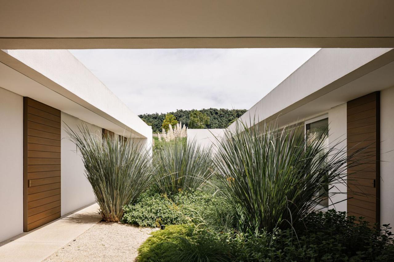 借地势嵌入地下打造庭院核心自然延伸的度假屋设计