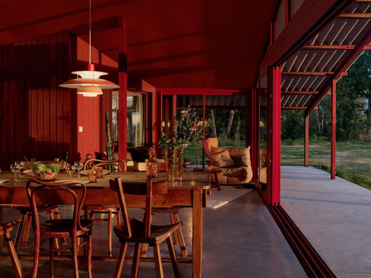 隐藏在葱郁壮丽环境中的红色宝石宁静的度假屋设计