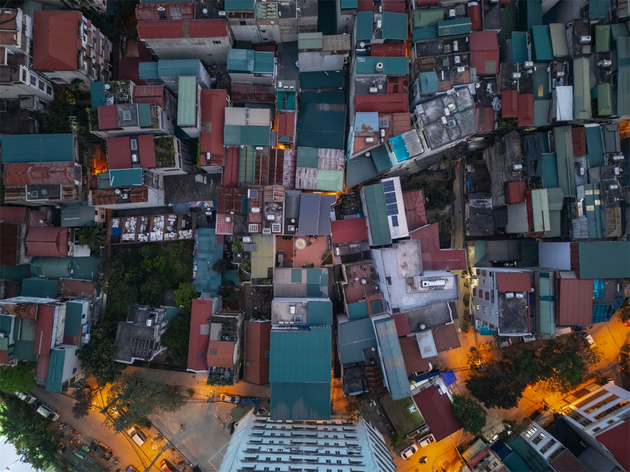 城市小巷夹缝中的山谷秘境承载亲情时光的别墅设计