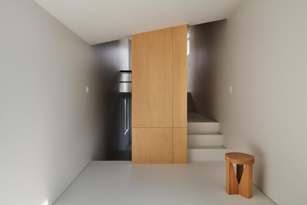 探秘隐居住宅设计 2.5 米窄地空间魔法楼梯串联别样生活