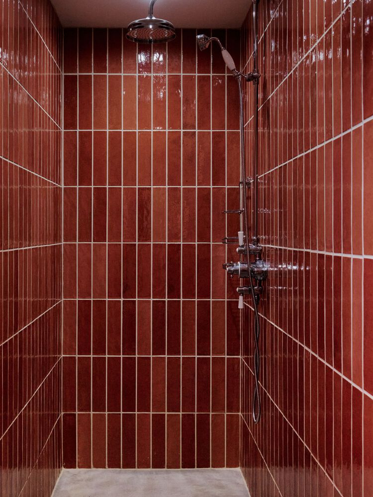 隐藏在葱郁壮丽环境中的红色宝石宁静的度假屋设计