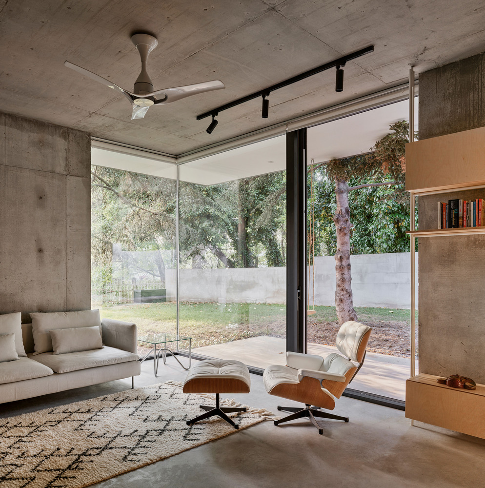 森林流经的房子混凝土和玻璃相结合度假别墅设计