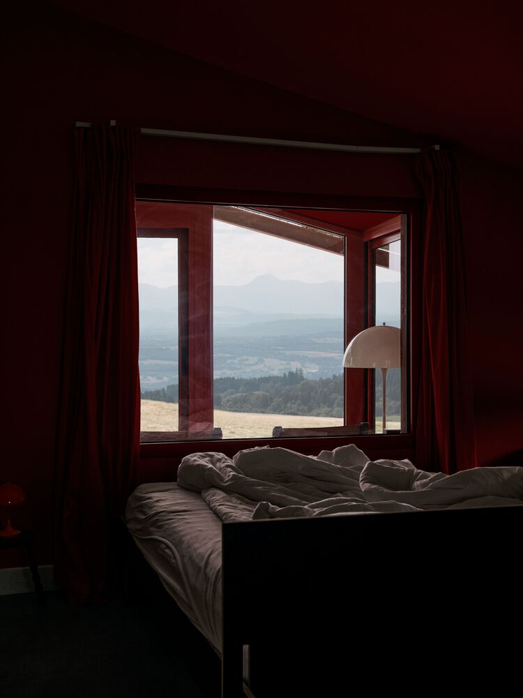 隐藏在葱郁壮丽环境中的红色宝石宁静的度假屋设计