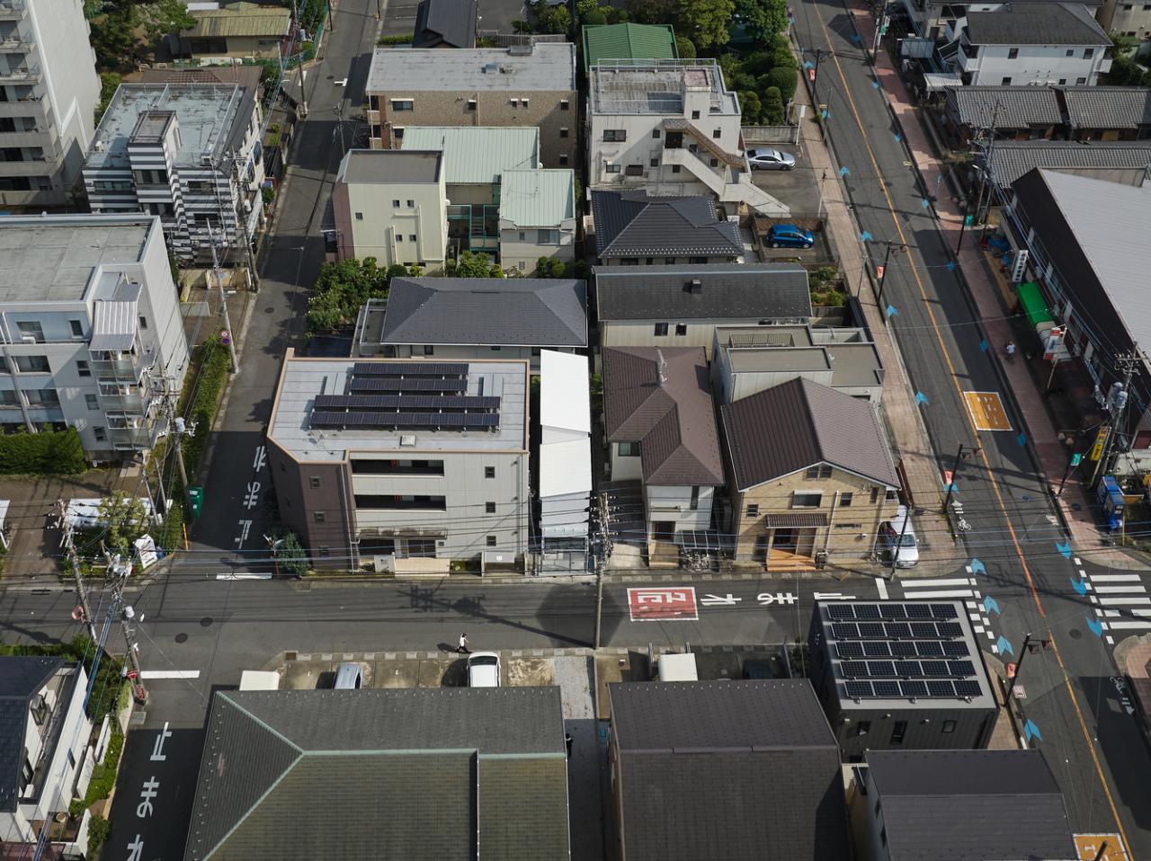 探秘隐居住宅设计 2.5 米窄地空间魔法楼梯串联别样生活