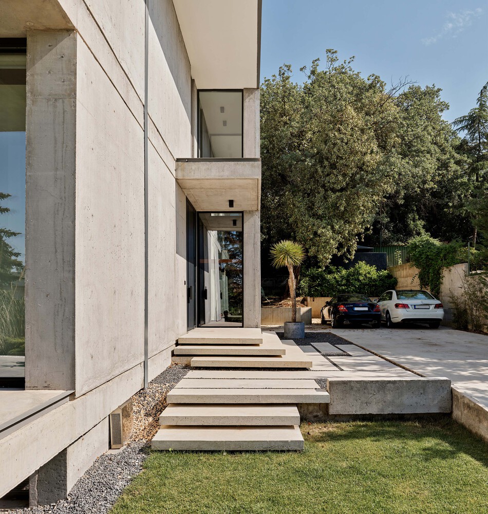 森林流经的房子混凝土和玻璃相结合度假别墅设计