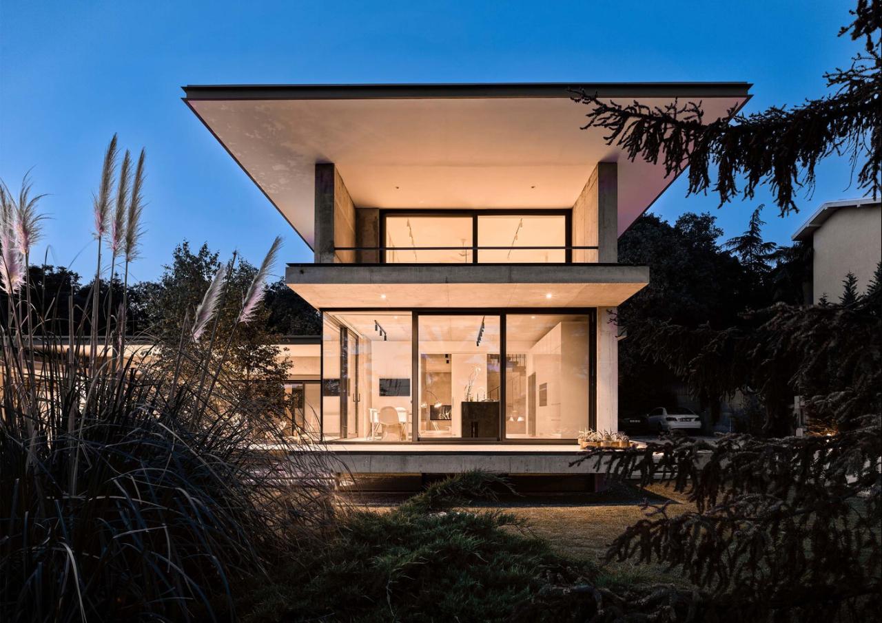 森林流经的房子混凝土和玻璃相结合度假别墅设计