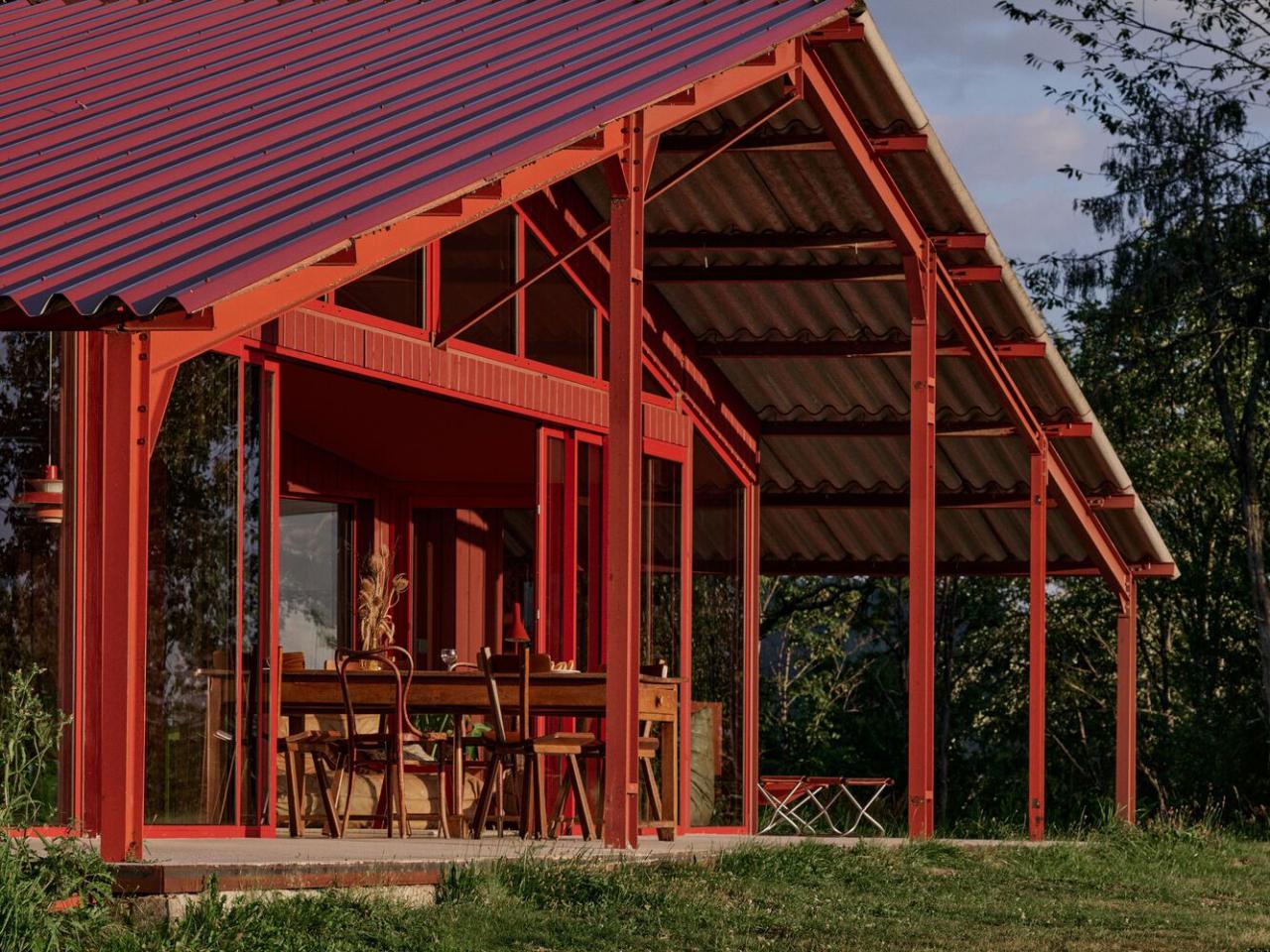 隐藏在葱郁壮丽环境中的红色宝石宁静的度假屋设计