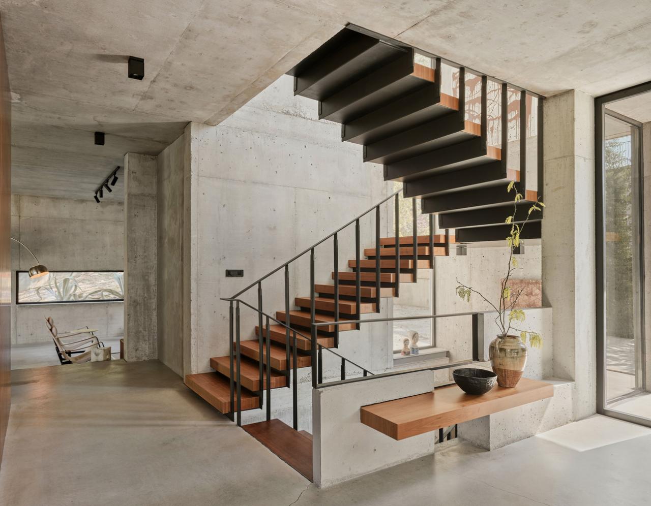 森林流经的房子混凝土和玻璃相结合度假别墅设计