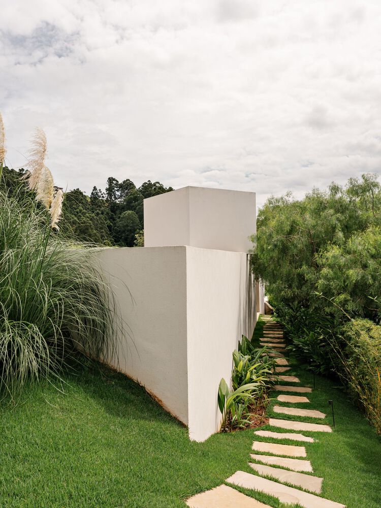 借地势嵌入地下打造庭院核心自然延伸的度假屋设计