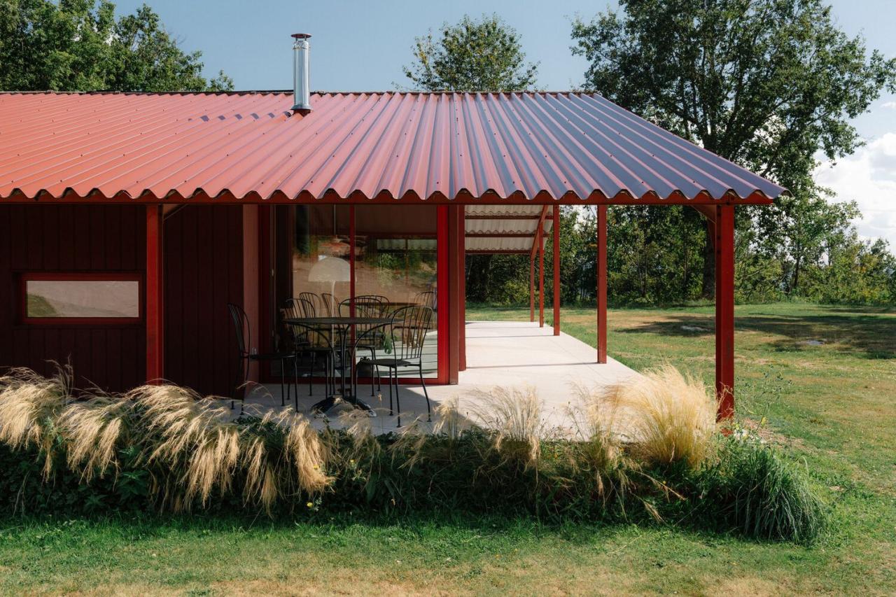 隐藏在葱郁壮丽环境中的红色宝石宁静的度假屋设计