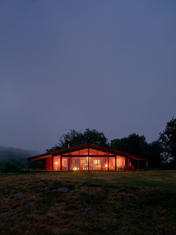 隐藏在葱郁壮丽环境中的红色宝石宁静的度假屋设计